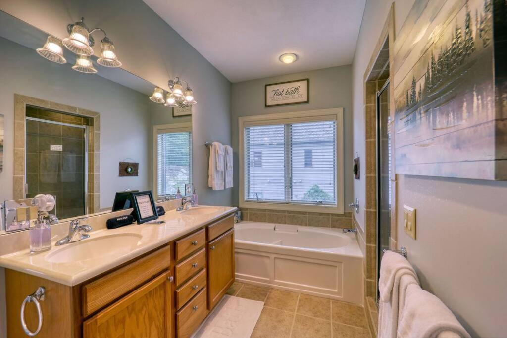 Bucket List Views Sugar Mountain Private Condo - 2Bed, 2Bath, Sleeps 6, Panoramic Views Of Mountains From Large Deck, Short Drive To Shopping, Restaurants, Cafes & Banner Elk Town מראה חיצוני תמונה